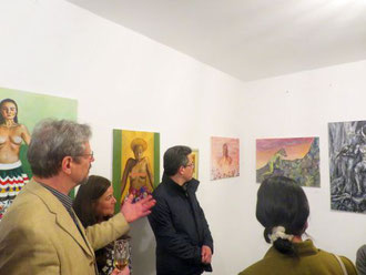 Willi Buesing (l.), Jennifer Jennsel (2. v. l.), Franzisco Quiroga Fernandez (m.). Im Hintergrund: Gemaelde der Kunstausstellung "Wieder La Vida"