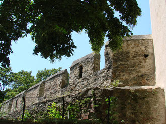 die vollständig erhaltene Stadtmauer