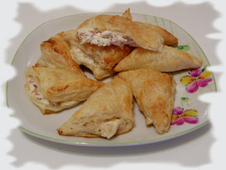 Triangoli di sfoglia con ricotta e cotto