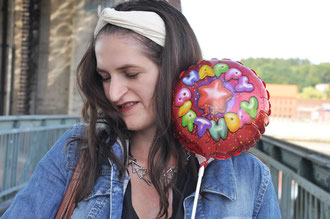 Bloggeburtstag 10 Gründe, warum ich blogge Outfit selbstgenähter Tüllrock Haarband Luftballon Modeblog Fairy Tale Gone Realistic
