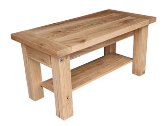 Rustikaler Couchtisch „Hainichrune“ aus Eiche mit integrierten Schubladen.
