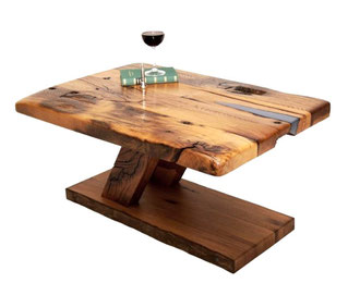 „Eichenmut“ Couchtisch aus Altholz mit schwebender Tischplatte und modernem Design.