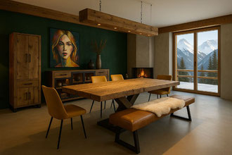 Designer-Esstisch aus Altholz mit buntem Gemälde in stylischer Stadtwohnung bei Zermatt – modernes Alpenambiente