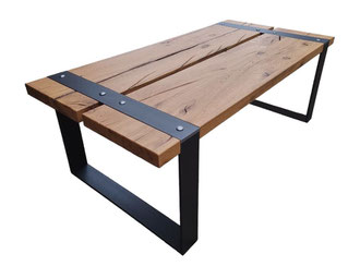 Rustikaler Couchtisch „Eisenherz“ aus antiker Eiche und schwarzem Stahlgestell.