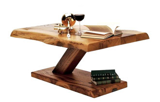 Rechteckiger Couchtisch „Grafenstein“ aus Altholz mit schwebender Tischplatte und modernem Design.