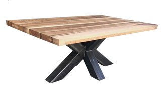 Couchtisch "Himmelsfürst" mit Tischplatte aus massiv Wildeiche und Spider-Tischgestell aus Metall.