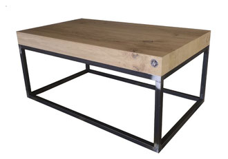 Couchtischs "Nebelschmied" mit rustikalem Altholz und industriellem Stahlgestell.