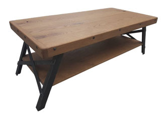 Couchtischs "Kreuzschmied" mit historischer Holzmaserung mit genietetem und schräg gestellten Metallgestell mit Ablageboden.