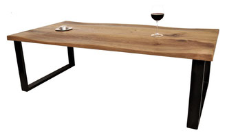 Der "Schlossgeist Couchtisch gefertigt aus antiken Treppenstufen (Tischplatte) mit einem modernen Eisengestell.