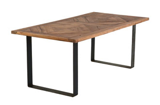 Nahaufnahme des „Alber“-Esstisches – kunstvolles Rautenmuster aus recycelter Eiche und robustes Flachband-Eisengestell, ideal für moderne und rustikale Interieurs.