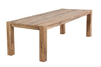Nahaufnahme des ausziehbaren Esstisches „Amon“ aus Eiche Altholz – natürliche Holzstruktur und handgefertigtes Design.