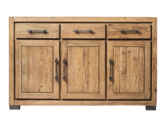 Rustikales Sideboard aus Eiche Altholz mit handgeschmiedeten Metallgriffen.