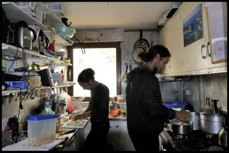 ...dans une petite cuisine. (là, juste assez grande pour Noémie et Aurélien...!)