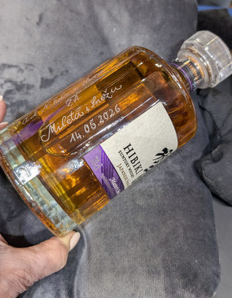 Hibiki Suntory Whisky Flasche mit handgravierter Kalligraphie-Widmung, live personalisiert am Flughafen Zürich, Mai 2026