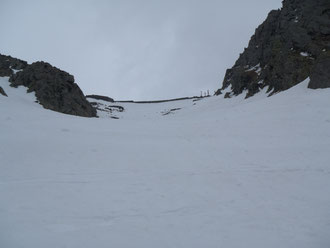 白出し沢より穂高山荘を見上げる