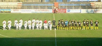 Le squadre schierate a metà campo