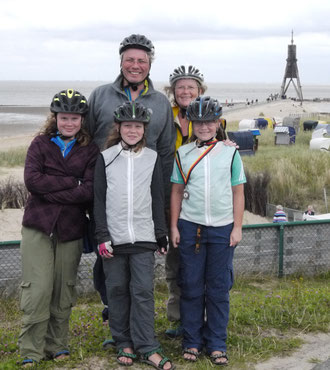 Das sind wir, angekommen am Ende des Weserradweges, an der Kugelbake in Cuxhaven. Fast 950 km Strecke hinter uns