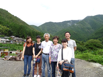 学生実習にて。林田昌秀さん（中央左）と加須さん（中央右）ご夫妻を囲んで