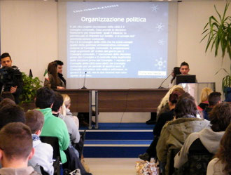 La presentazione della propria esperienza da parte di uno dei ragazzi in Aula Magna