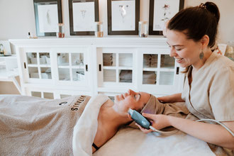UltraSonic Gesichtsbehandlung zur Tiefenreinigung, Hautstraffung und Wirkstoffaufnahme, sanfte Pflege für jedes Hautbild. Cura Prevent Naturkosmetik Leipzig. Nadine Kutzschebauch