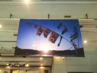 写真展入口には、大きな大漁旗の写真がお客さまをお出迎え。