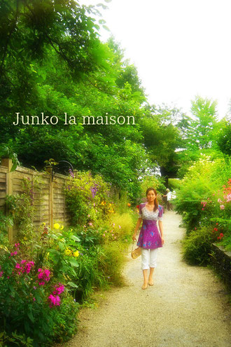 庭に洋服を生ける気持ちで 鮮やか紫をさしこんで。お花達と友達になるように