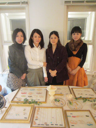 写真うつりが悪いけれど、三人とも実物はもっと素敵な美人さんなんです^^!真ん中右の妹さんいがいは皆同窓生。お姉さんは綾瀬はるかさん似、妹さんは違ったタイプの美人さん。えりちゃんはチェ・ジウ似^^