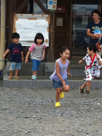 子供たちが元気に遊んでいる