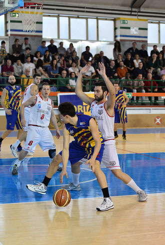 Manuelli nel cuore della difesa biancorossa, sostanziosa la sua partita (foto Daniele Piedinovi)