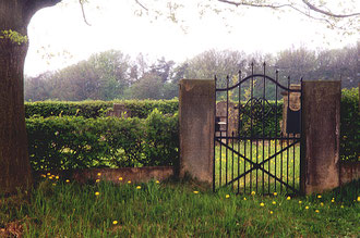 Eingang zum jüdischen Friedhof von Langenschwarz