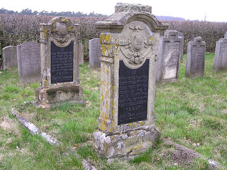 Gräber auf dem jüd. Friedhof in Langenschwarz, im Vordergrund diejenigen von David und Jette Simon