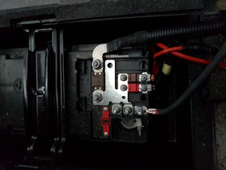 Die Plus-Verteilung an der Batterie bietet genug Möglichkeiten weitere Kabel anzuschließen. Zunächst ist nur die Weiterleitung des Lichtmaschinenstroms zum  Batt.-Chargers angeschlossen.