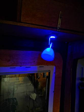 Der aktuelle Gag bei fast allen Leuchtenherstellern ist z. Z. das "Nachtlicht" in blau.