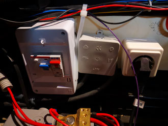 V.Ln.r.: Sicherungskasten mit FI-Schalter und Sicherung. Anschlussverteilung, Verbraucher (hier Anschluss zum Votronic VBCS)