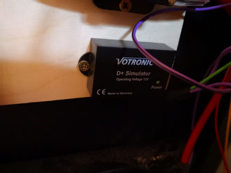 D+ mit Schnellverkabelung = ein Kabel an + der Starterbatterie, ein Kabel an Masse, ein Kabel in unserem Fall an den Batteriecomputer.