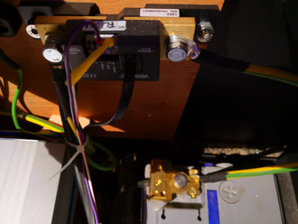 Der Messshunt am Minus-Pol, die Anschlüsse der Bordverkabelung sind nun an den Shunt gewechselt, oben links.