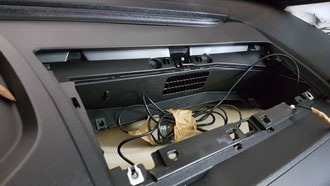 Unter dem Handschuhfach, hier ist Platz für viele Kabel