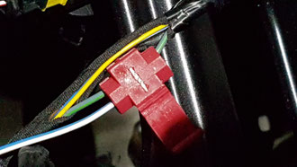 Hier wird das Rückfahrlicht angezapft (grün)