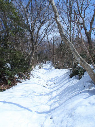 比丘尼転がしです。まだ結構雪があり凍てついていた。