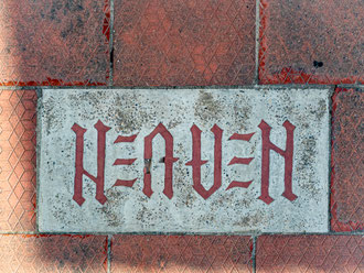 Elfriede Friedl - "way to heaven" eine Bodenfliese im einem Kloster Guesthouse in Pondicherry in Südindien.