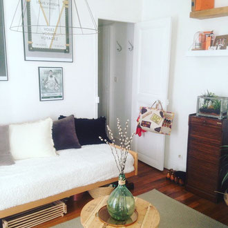 deux patères modèle Eiffel mise en scène en arrière plan dans un appartement parisien lumineux au style design et vintage
