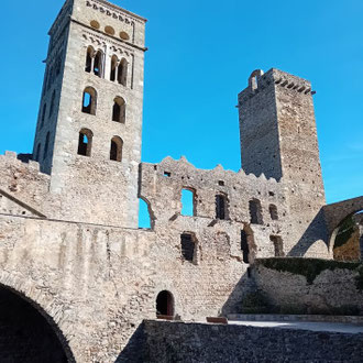 Sant Pere des Rodes - Eingangsfront zu Kirche und Klausur