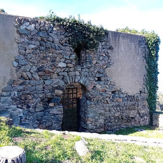 Das alte Pilgerhospital vor dem Kloster Sant Pere de Rodes