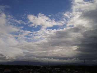 午後から日が差し込みました。同時に次の雨雲が顔を出しました