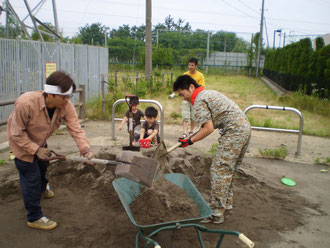 こちらでは一輪車に砂を積んでいます