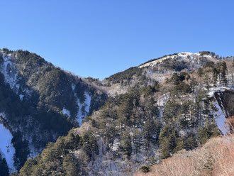 信濃側から神坂峠を望む（真ん中の鞍部）