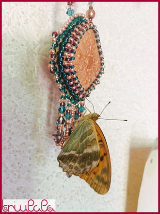 Ein Schmetterling hält Rast auf dem Collier "Esmeralda"