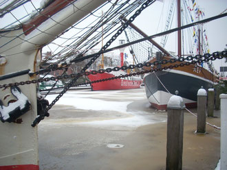 Eingefrorene Schiffe am Emdener Delft