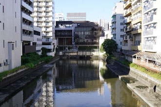 新堀川の上流端。硫黄のにおい