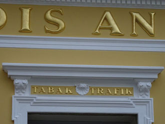 Vergoldete Buchstaben auf der Fassade